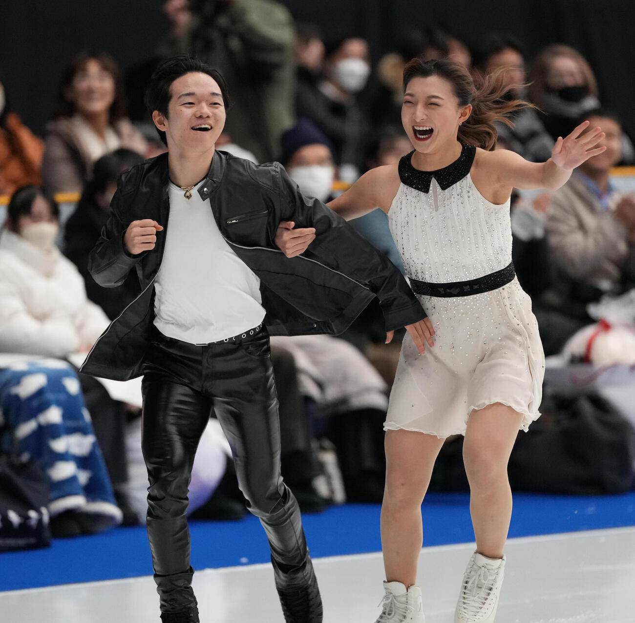 1月4日、名古屋フィギュアスケートフェスティバルのオープニングで、演技を披露する坂本花織（右）と鍵山優真