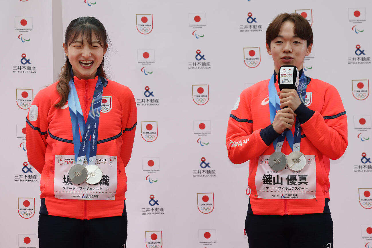 4月25日、パレード後、囲み取材に応じる坂本花織と鍵山優真