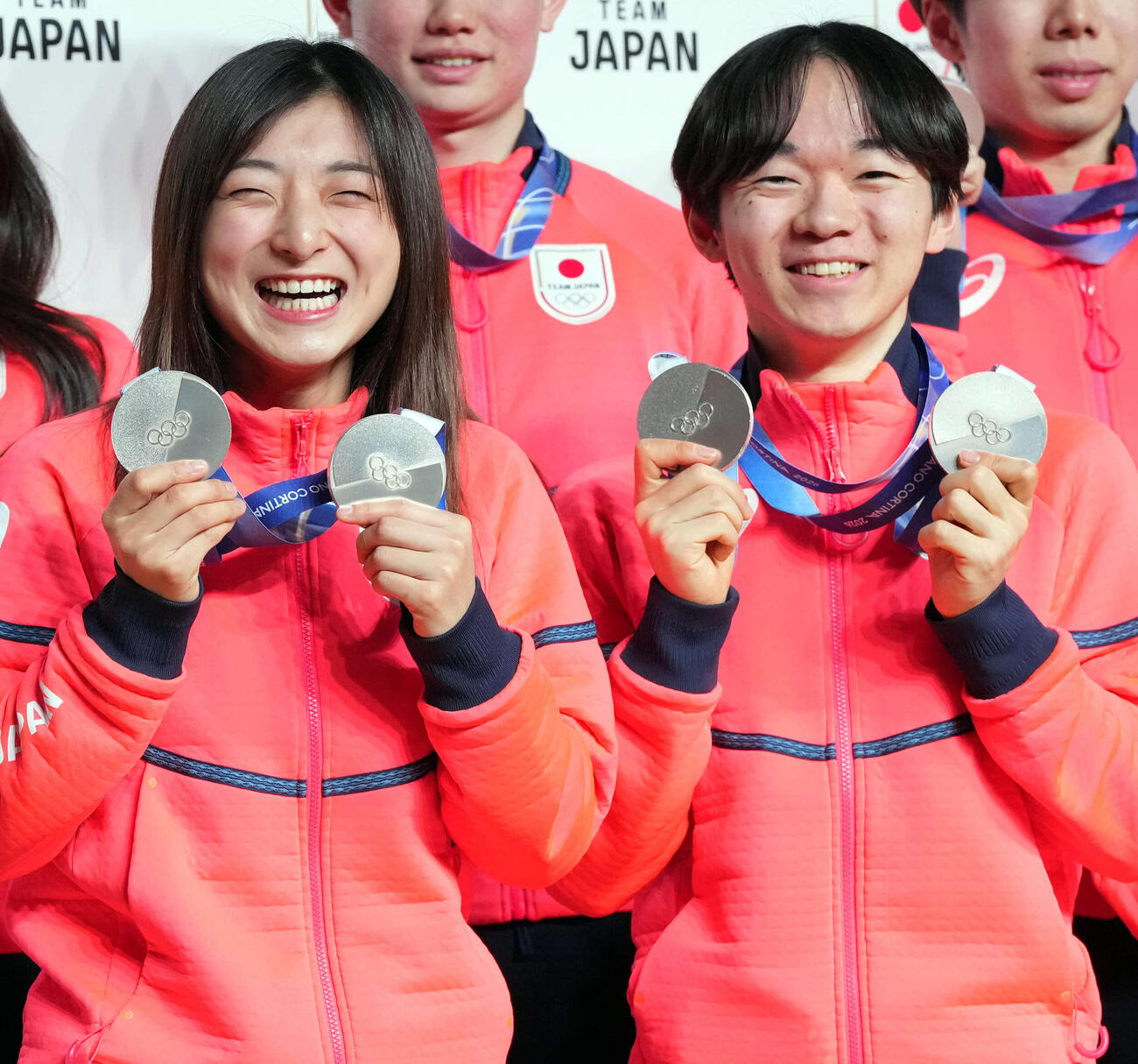 2月24日、ミラノ・コルティナ冬季五輪を終え、記者会見で記念撮影に納まるフィギュアの坂本花織（左）と鍵山優真