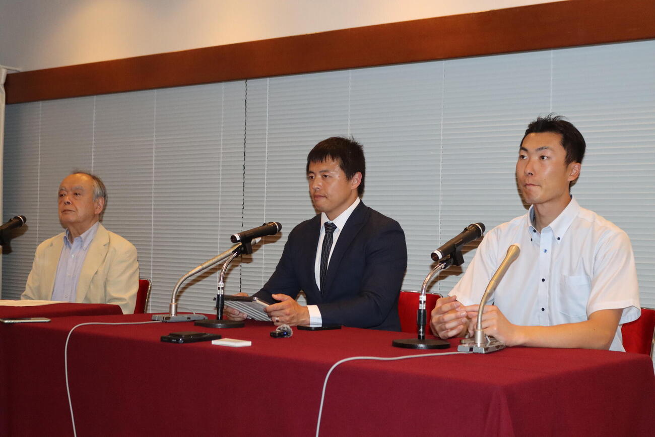 日本ボブスレー・リュージュ・スケルトン連盟の北野貴裕会長辞任を受けて会見する元日本代表の村上健二さん（中央）と金子慶輝さん（右）（撮影・保坂果那）