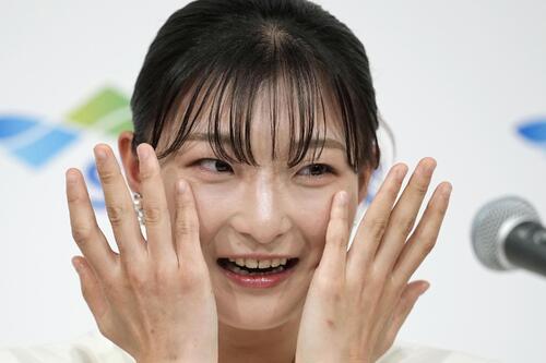 現役引退の記者会見で、涙を拭うフィギュアスケート女子の坂本花織＝13日午前、神戸市内のホテル（共同）