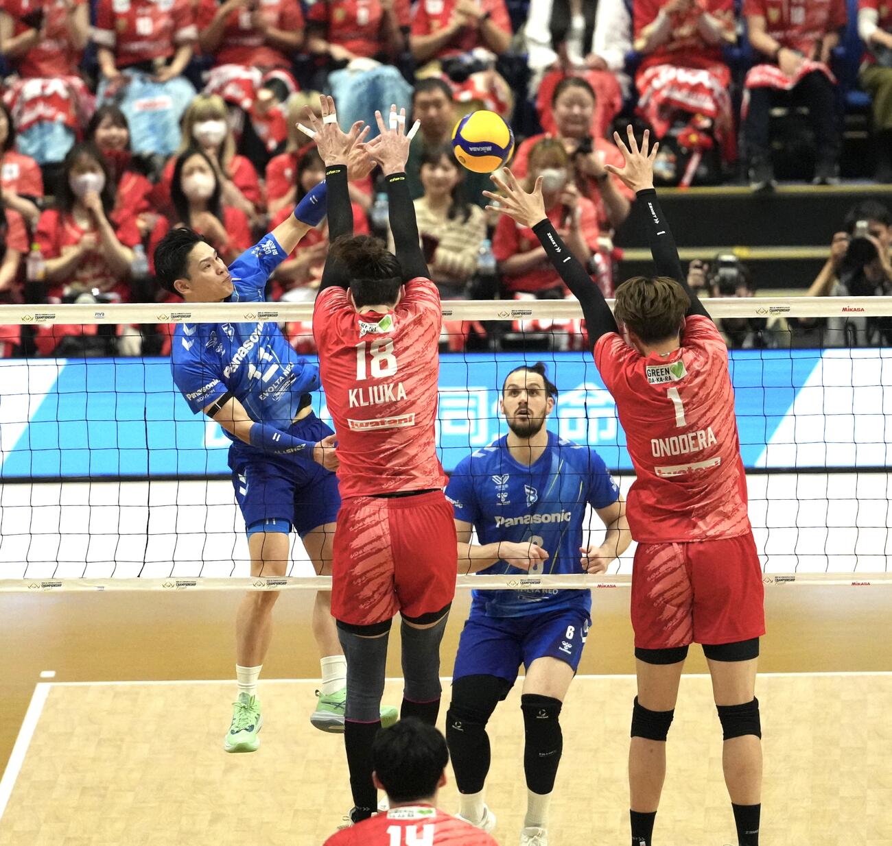 サントリー対大阪B　第2セット、スパイクを決める大阪B西田有志（撮影・小島史椰）