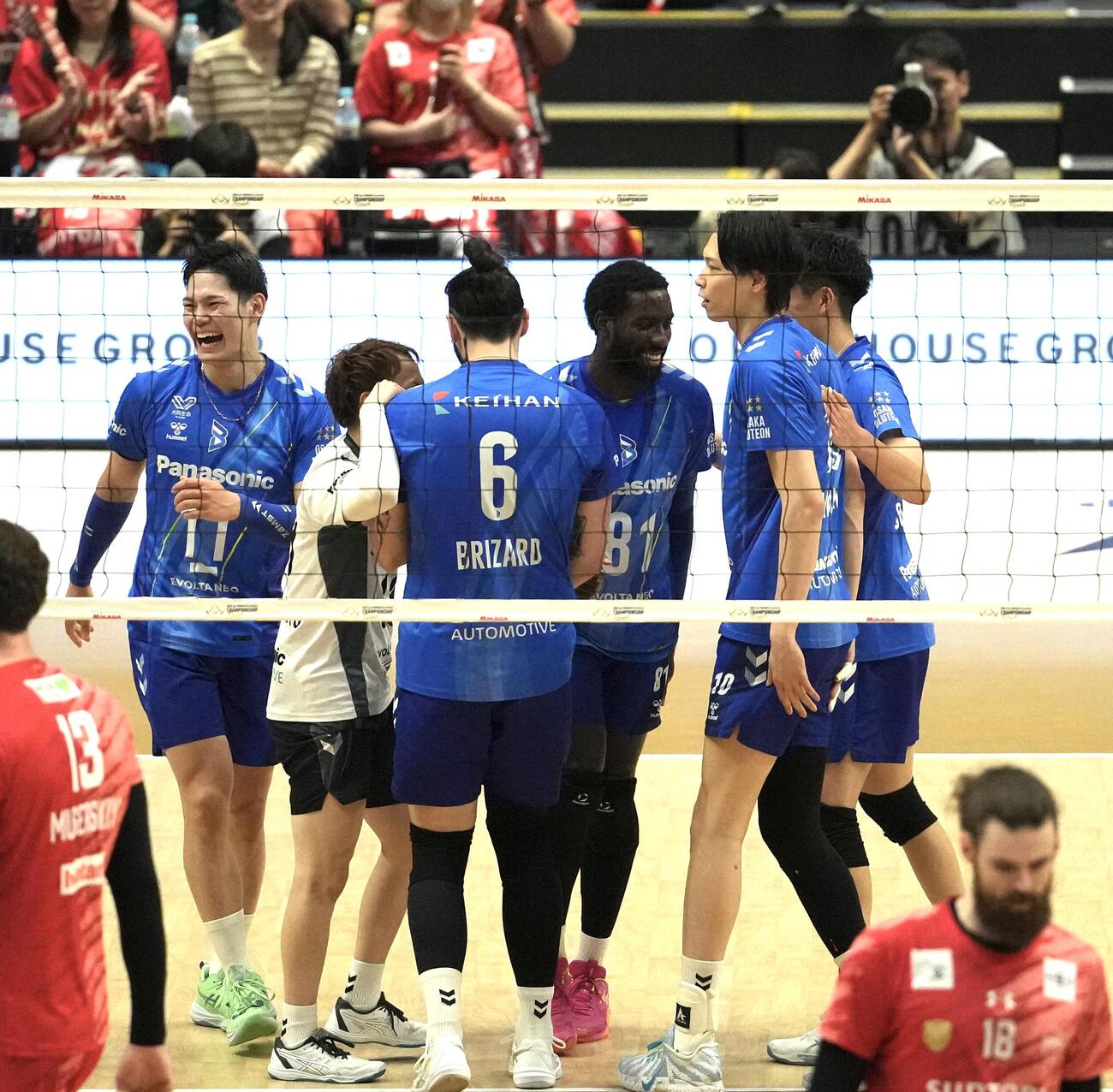 男子バレーボール大同生命SVリーグ　プレーオフ決勝　サントリー対大阪B　第2セット、大阪B西田有志がスパイクを決め喜ぶ大阪Bの選手たち（撮影・小島史椰）