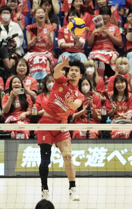 サントリー対大阪B 第3セット、サーブを放つサントリー関田誠大(撮影・小島史椰)