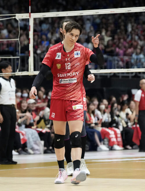 男子バレーボール大同生命SVリーグ プレーオフ決勝 サントリー対大阪B 第4セット、フェイクセットをしポイントが入りポーズするサントリー高橋藍(撮影・小島史椰)