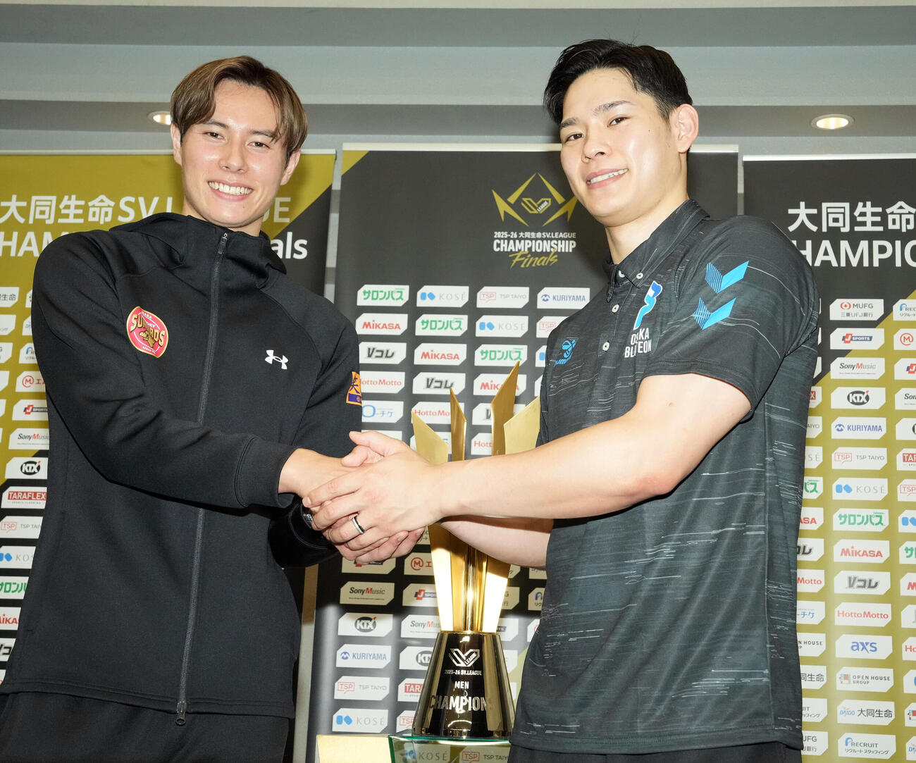 プレーオフ決勝を前に会見に臨んだサントリー高橋藍（左）と大阪B西田有志はガッチリ握手（撮影・たえ見朱実）
