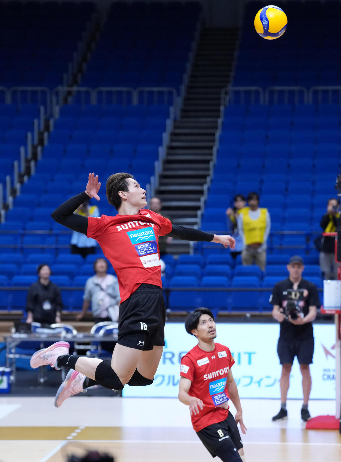 プレーオフを前に調整するサントリー高橋藍（撮影・たえ見朱実）