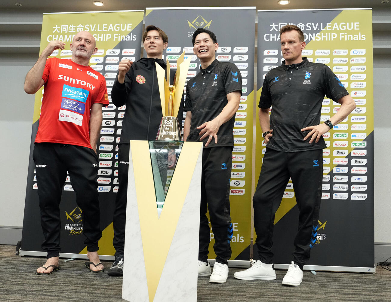 笑顔で記念撮影に納まる、左からサントリーのオリビエ・キャット監督、高橋藍、大阪Bの西田有志、トーマス・サムエルボ監督（撮影・たえ見朱実）