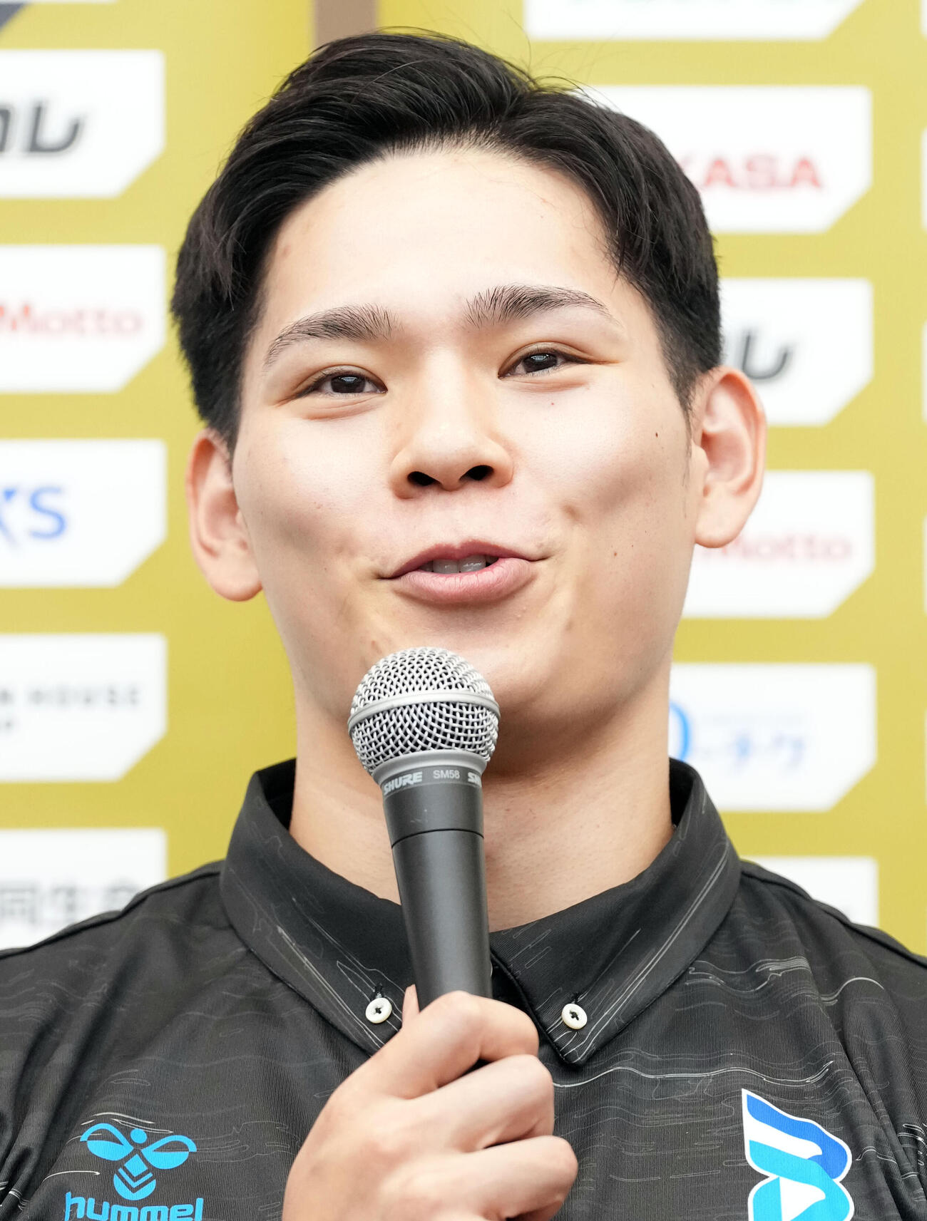 会見で笑顔を見せる大阪Bの西田有志（撮影・たえ見朱実）
