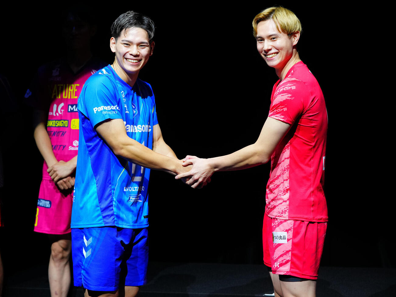 大阪ブルテオンの西田有志（左）とサントリー高橋藍