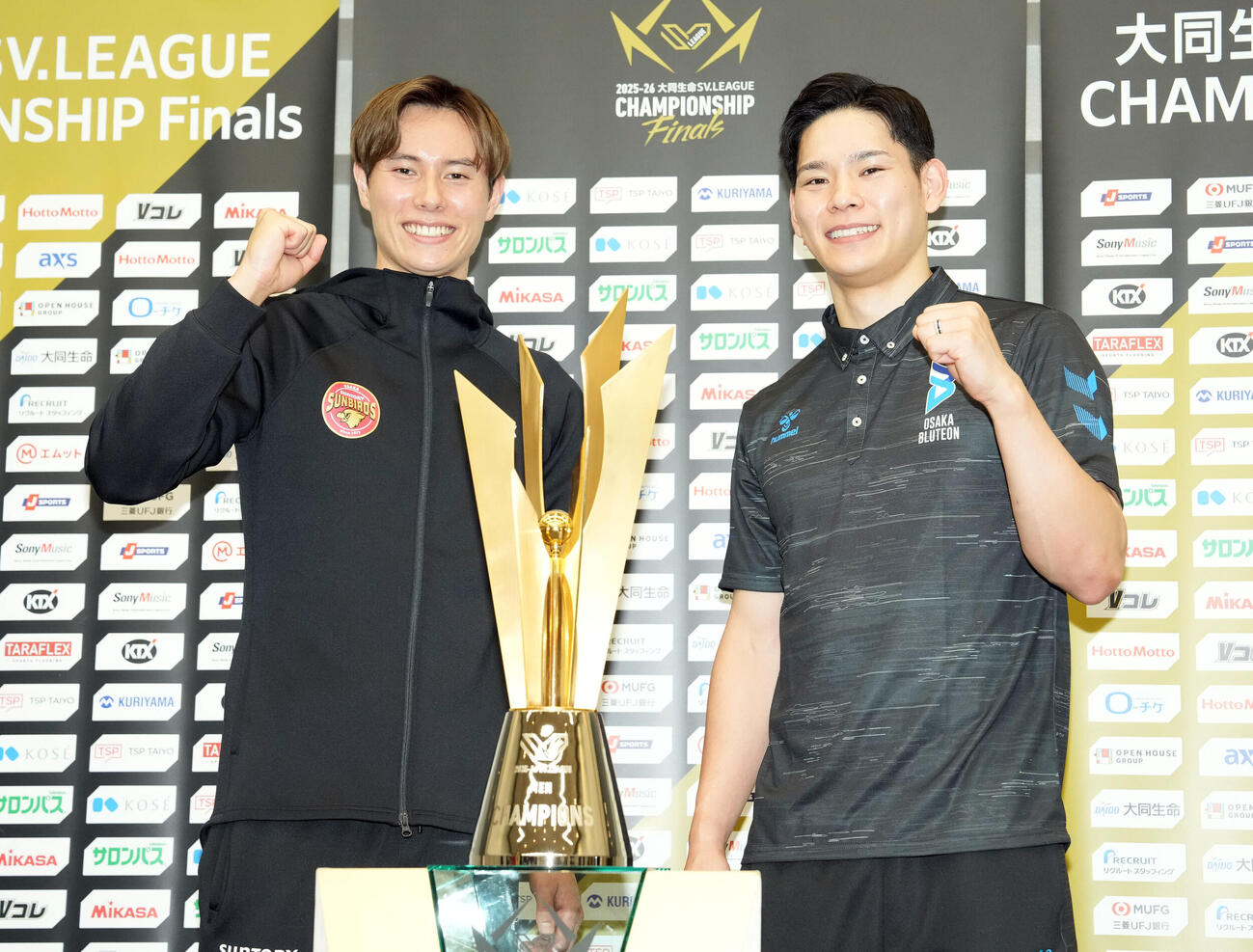 優勝トロフィーの前でポーズを決める、サントリーの高橋藍（左）と大阪Bの西田有志（撮影・たえ見朱実）
