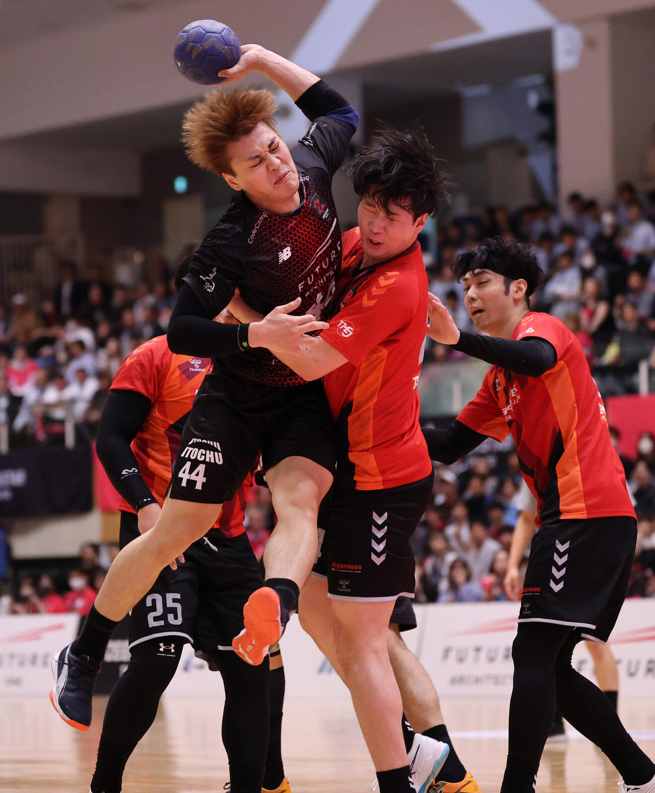 ジークスター東京対トヨタ自動車東日本レガロッソ　前半、シュートを放つジークスター東京蔦谷大雅（撮影・野上伸悟