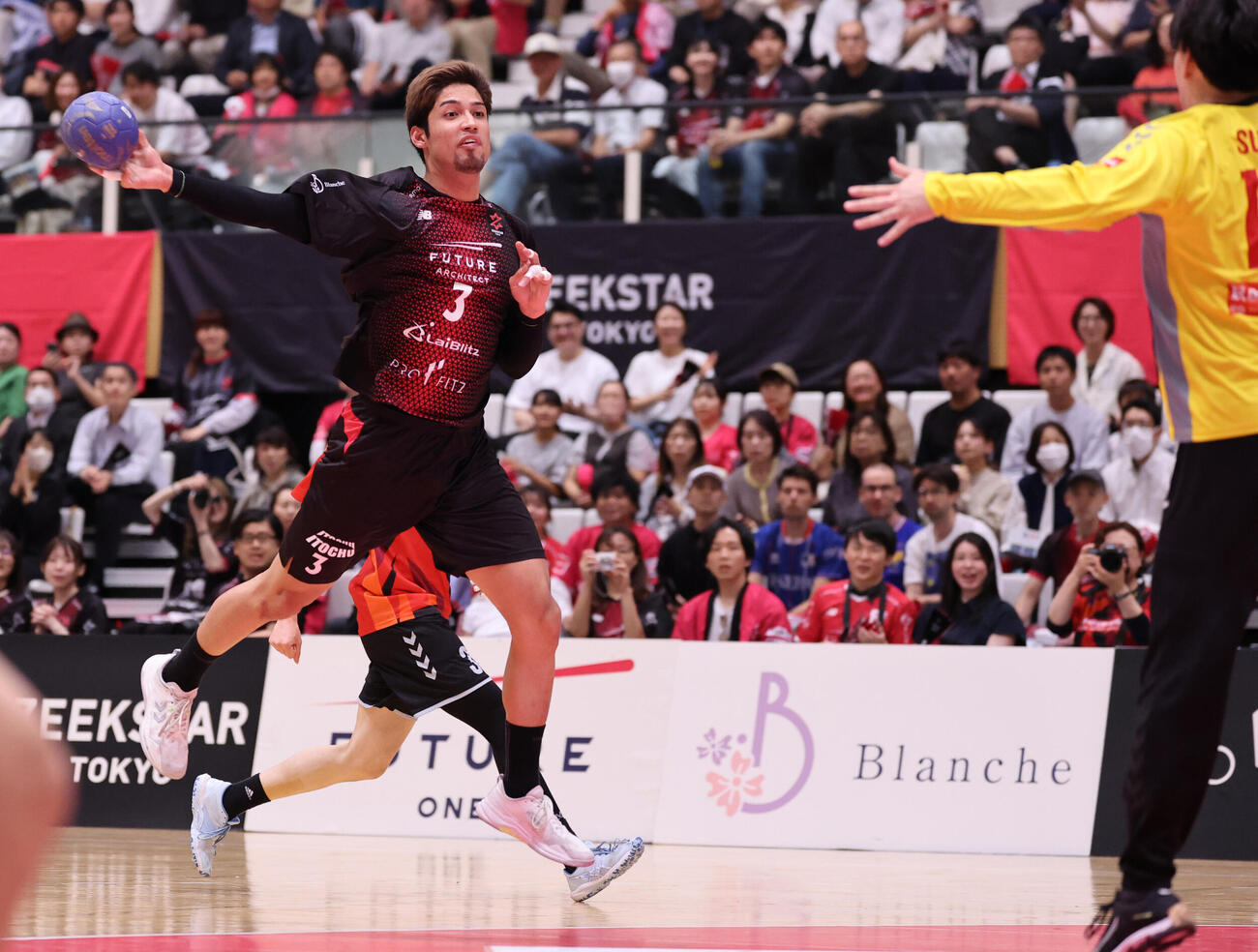ジークスター東京対トヨタ自動車東日本レガロッソ　前半、シュートを放つ部井久アダム勇樹（撮影・野上伸悟