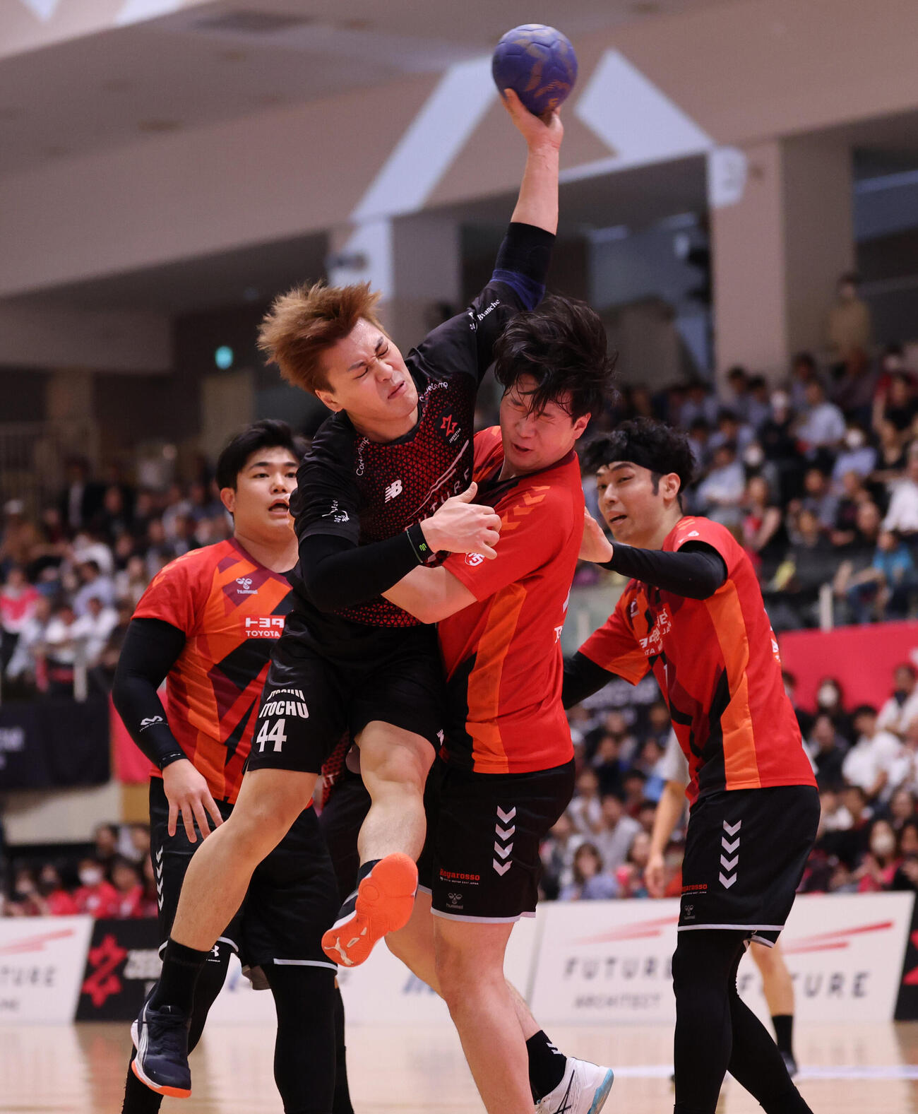 ジークスター東京対トヨタ自動車東日本レガロッソ　前半、シュートを放つジークスター東京蔦谷大雅（撮影・野上伸悟