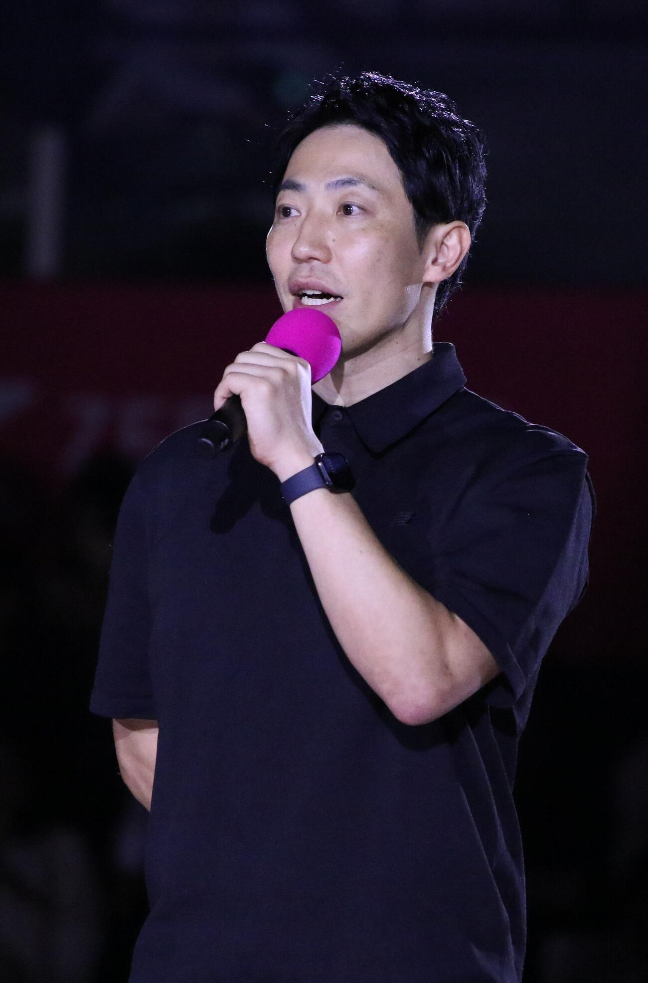 ホーム最終戦セレモニーでスピーチするジークスター東京の佐藤智仁監督（撮影・田島優大）