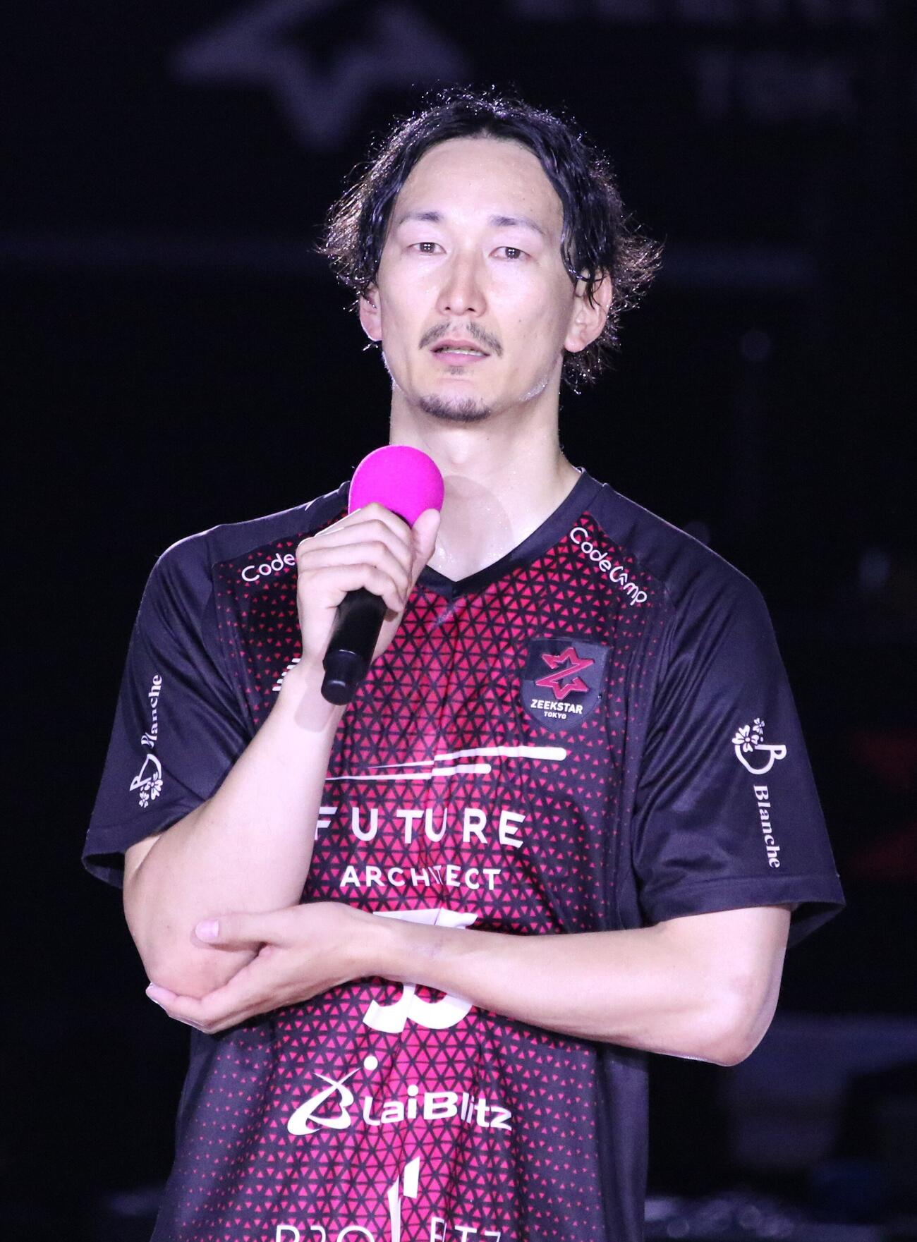 引退セレモニーでスピーチをするジークスター東京の信太弘樹（撮影・田島優大）