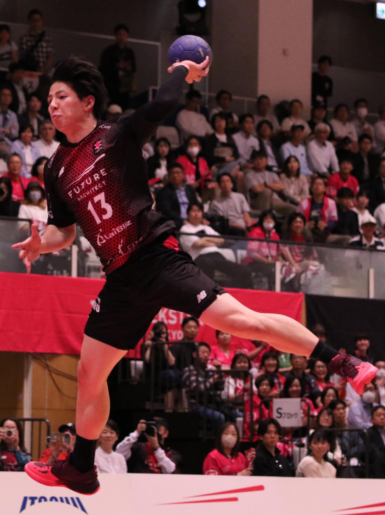 シュートを放つジークスター東京の中村翼（撮影・田島優大）