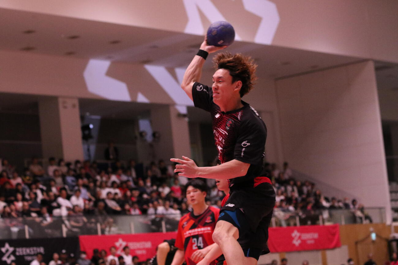 シュートを放つジークスター東京の泉本心（撮影・田島優大）