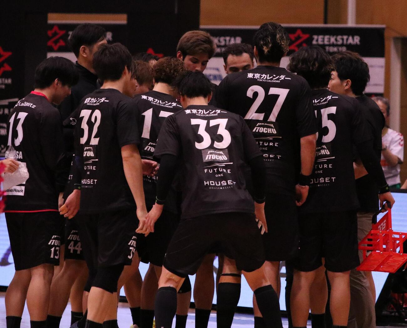 タイムアウトで円陣を作るジークスター東京の選手たち（撮影・田島優大）