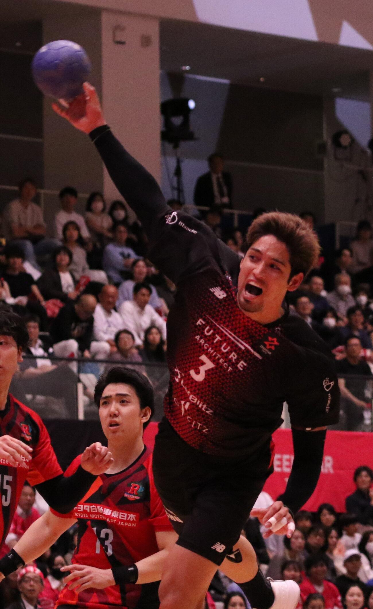 シュートを放つジークスター東京の部井久アダム勇樹（撮影・田島優大）