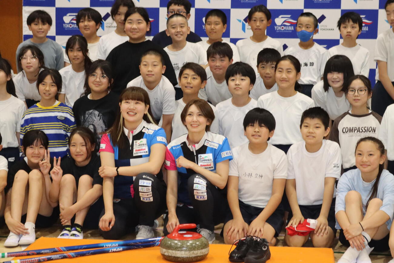 カーリング教室に参加したフォルティウス吉村紗也香（前列中央）と小谷優奈（同左から3人目）（撮影・保坂果那）