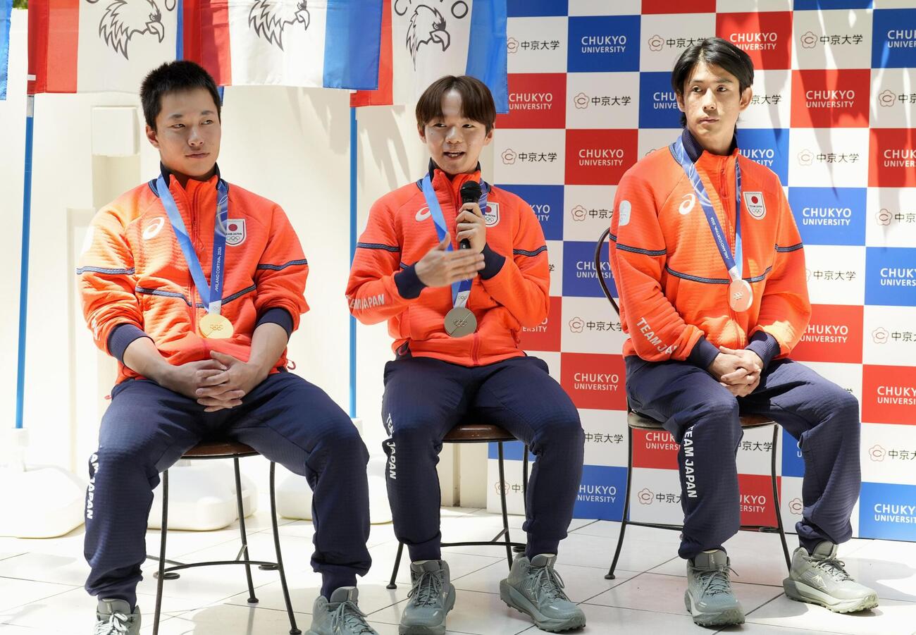 中京大で開かれたミラノ五輪報告会で、学生の質問に答える（左から）木村葵来、鍵山優真、堀島行真＝15日、名古屋市（共同）