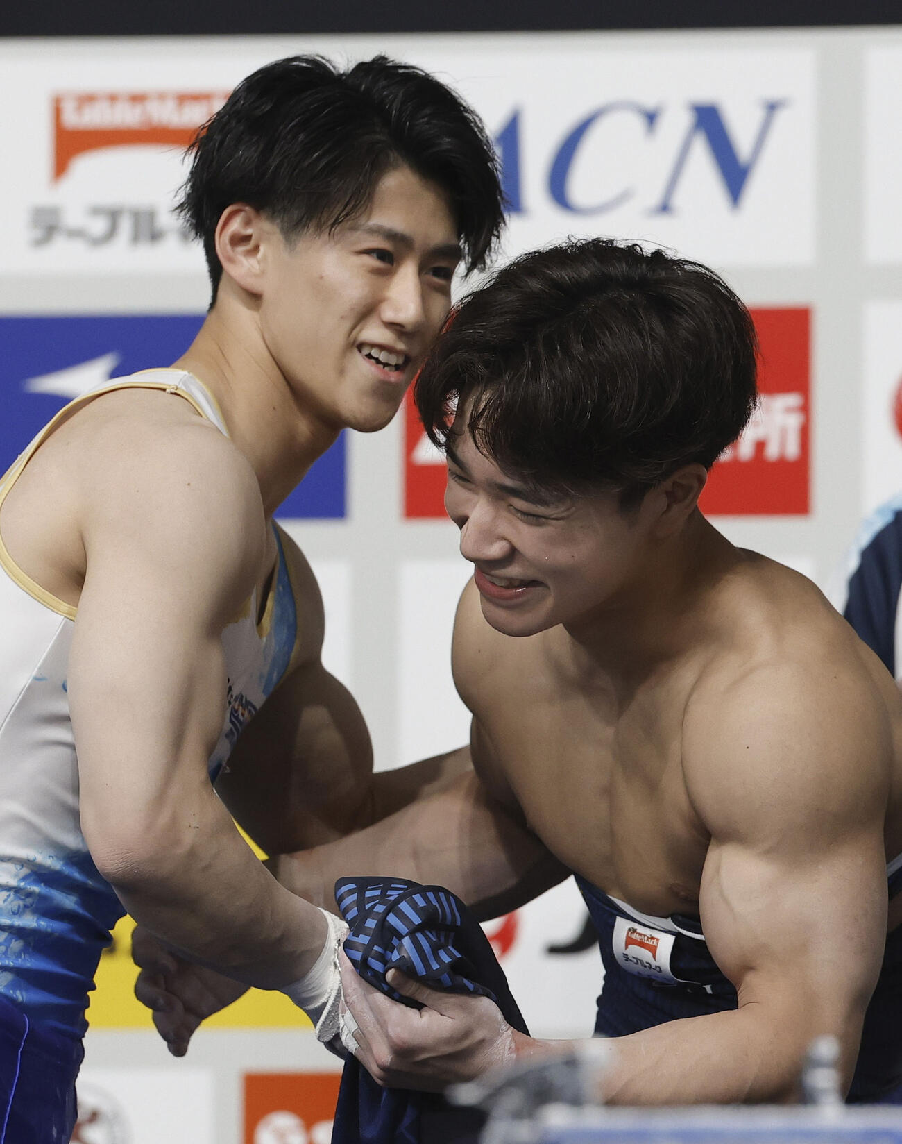 体操NHK杯第2日を終え、健闘をたたえ合う橋本大輝（左）と岡慎之助（共同）