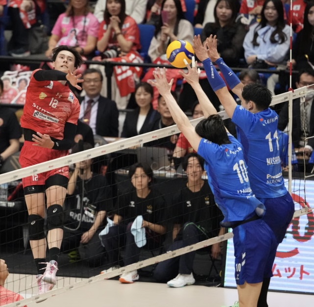 サントリー対大阪B　第1セット、スパイクを決めるサントリー高橋藍
