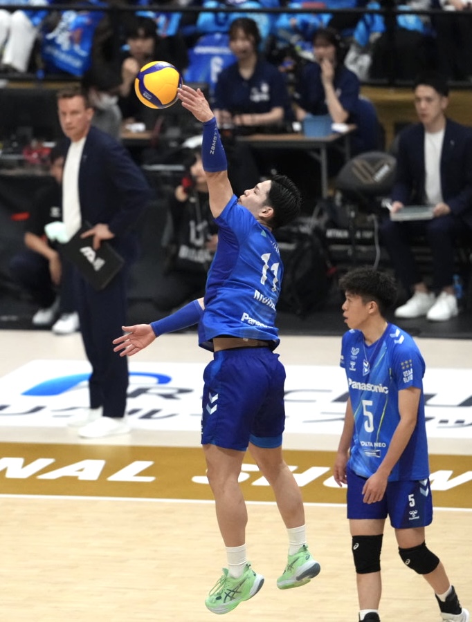 サントリー対大阪B　第1セット、サービスエースを決める大阪B西田有志