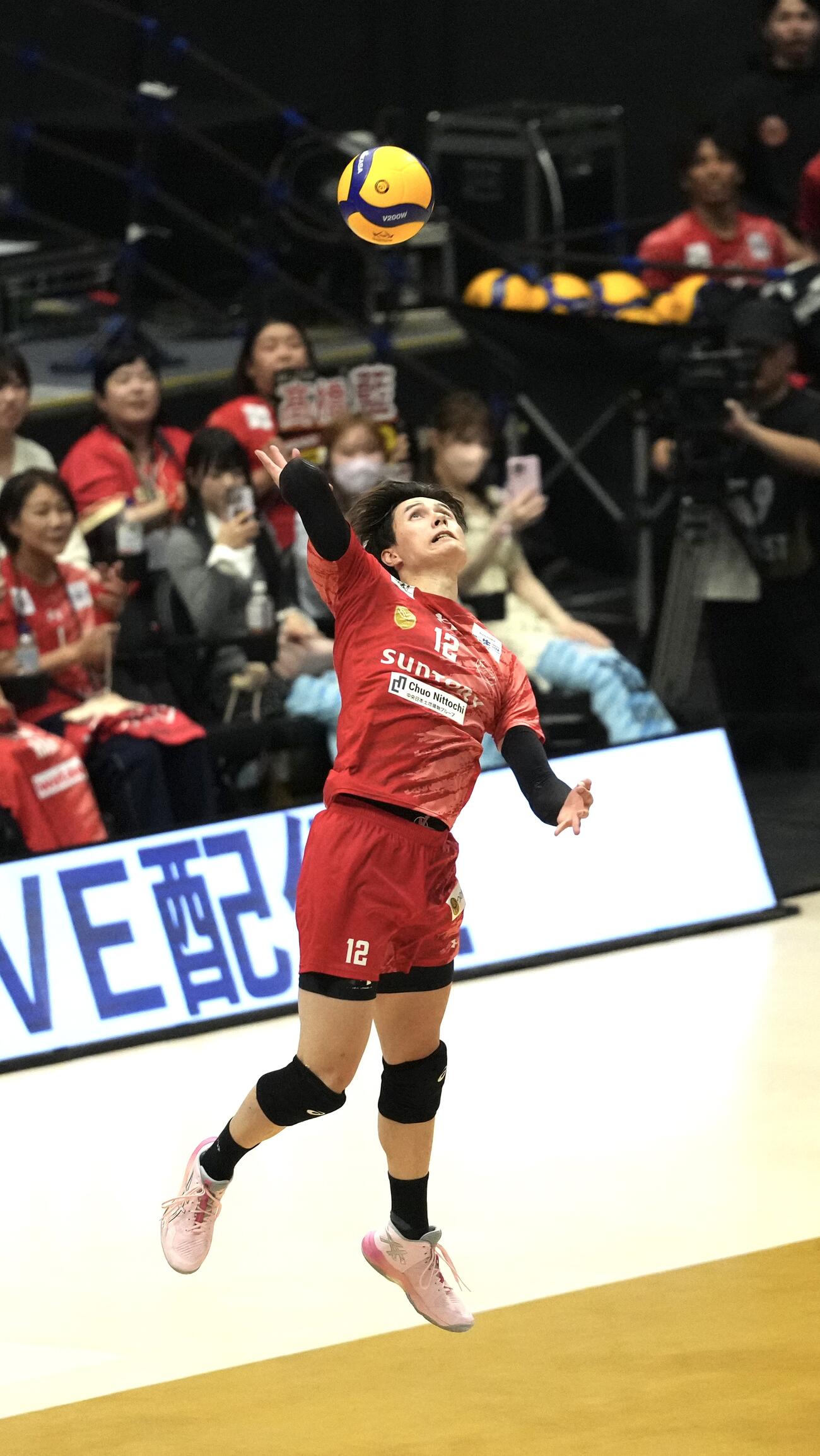 男子バレーボール大同生命SVリーグ　プレーオフ決勝　サントリー対大阪B　第1セット、サーブを放つサントリー高橋藍（撮影・小島史椰）