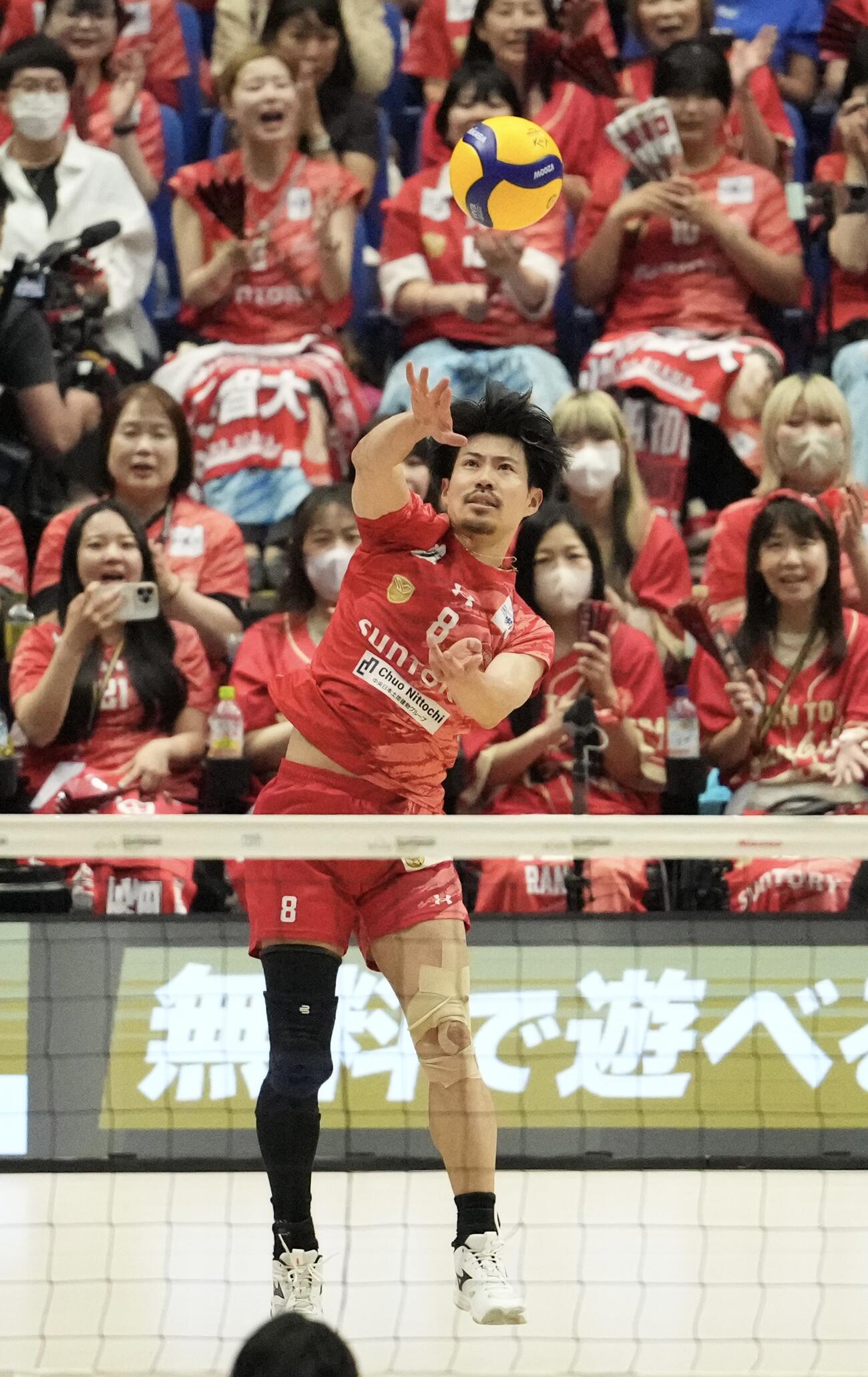 サントリー対大阪B　第3セット、サーブを放つサントリー関田誠大（撮影・小島史椰）