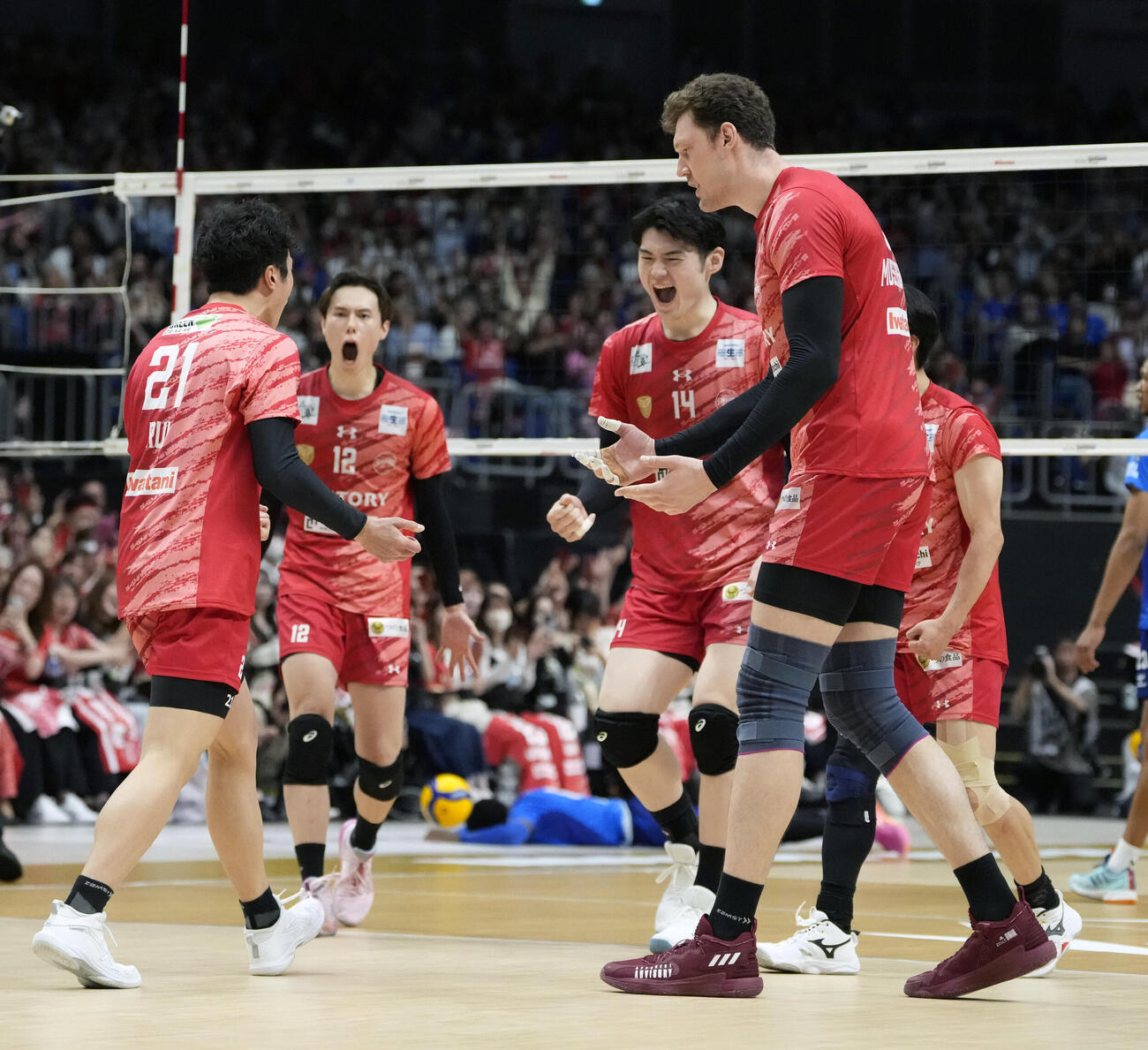 サントリー対大阪B　第4セット、サントリー高橋塁がサービスエースをを決め喜ぶサントリーの選手たち（撮影・小島史椰）