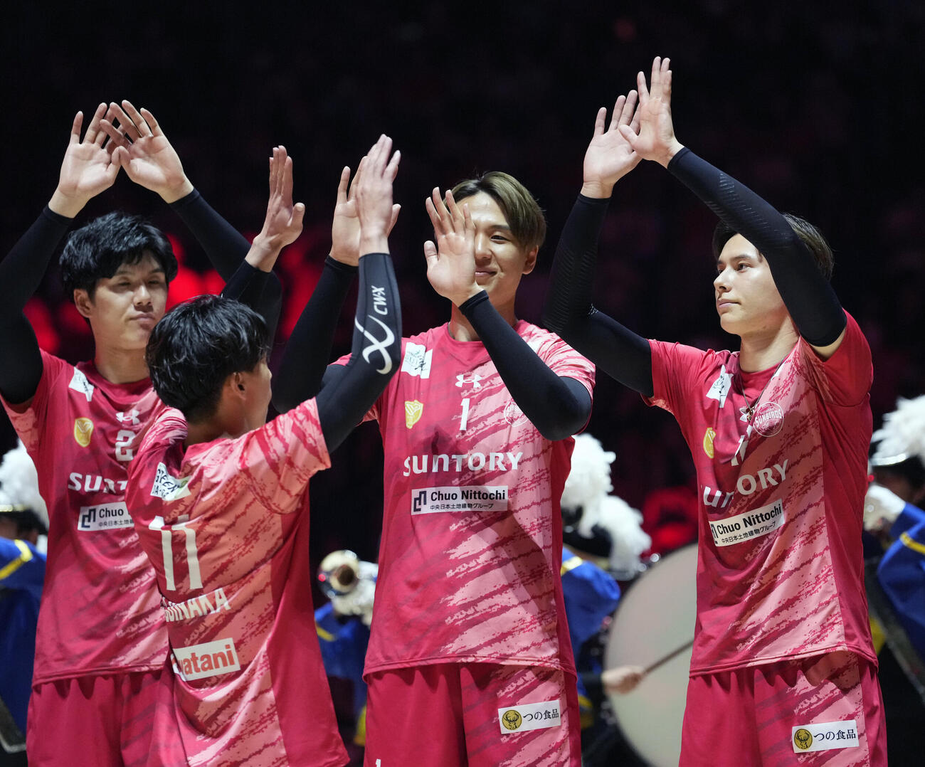 サントリー対大阪B　入場しタッチを交わすサントリー高橋藍（右）（撮影・小島史椰）