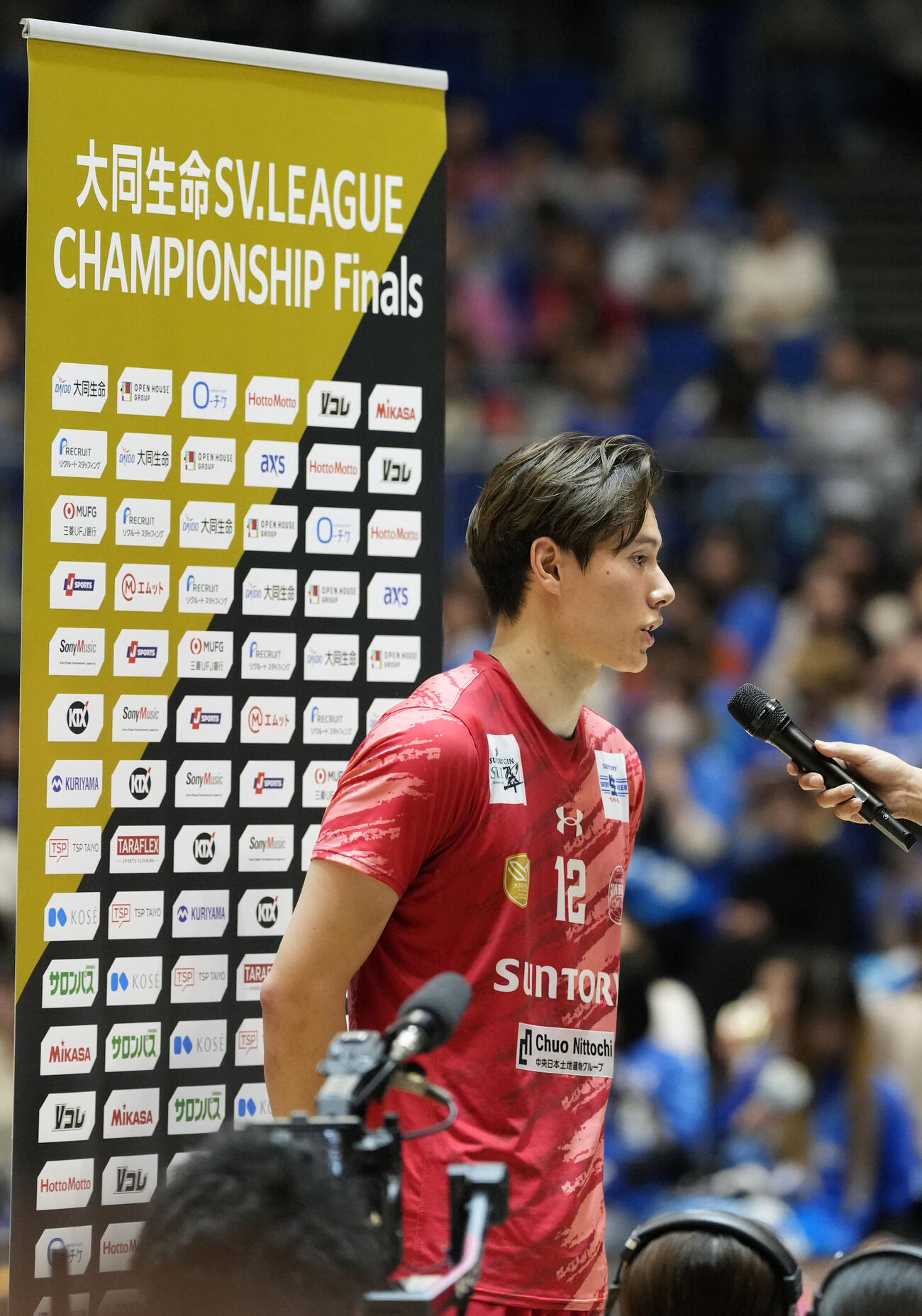 男子バレーボール大同生命SVリーグ　プレーオフ決勝　サントリー対大阪B　大阪Bに勝利しインタビューを受けるサントリー高橋藍（撮影・小島史椰）