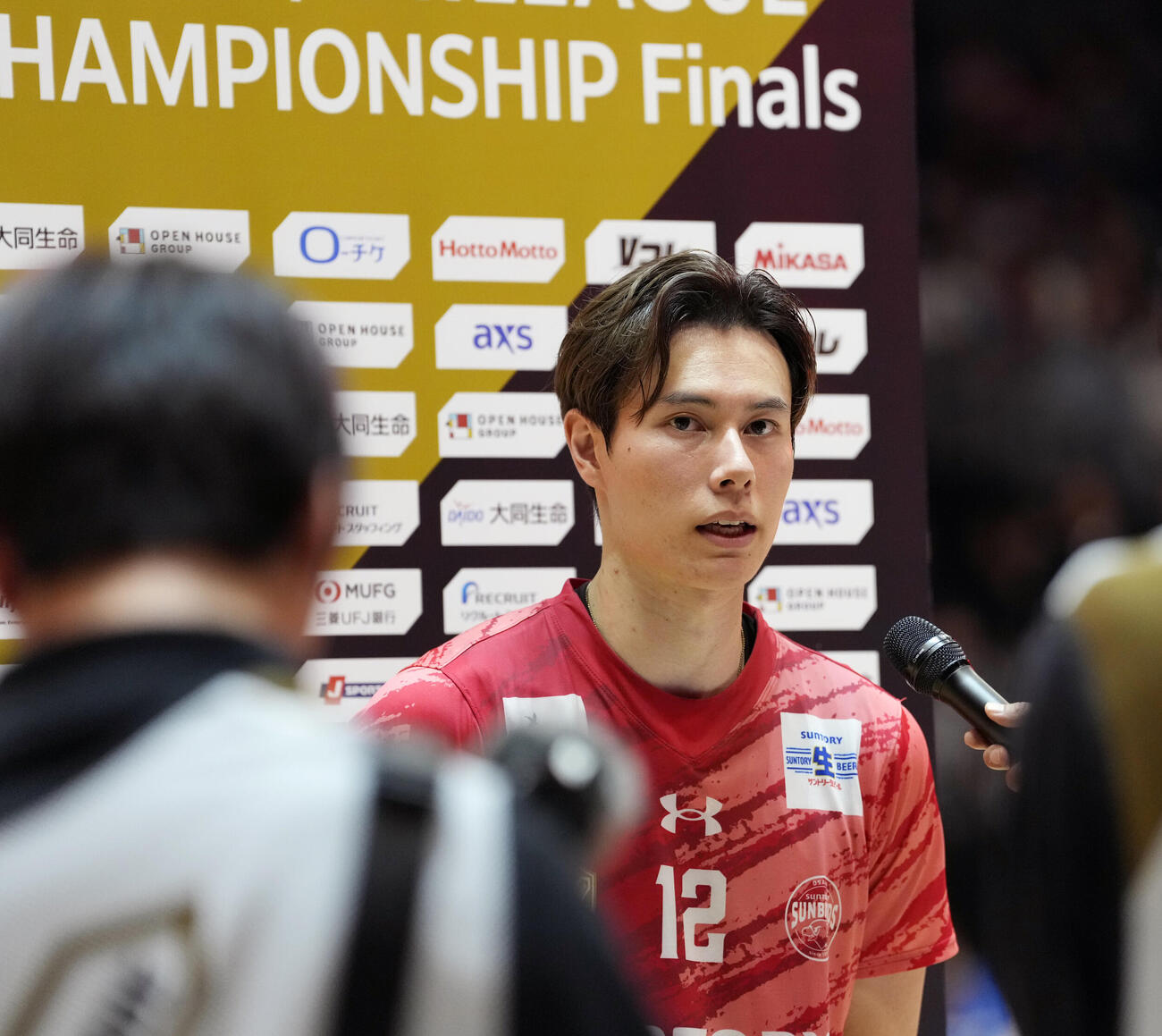 サントリー対大阪B　大阪Bに勝利しインタビューを受けるサントリー高橋藍（撮影・小島史椰）