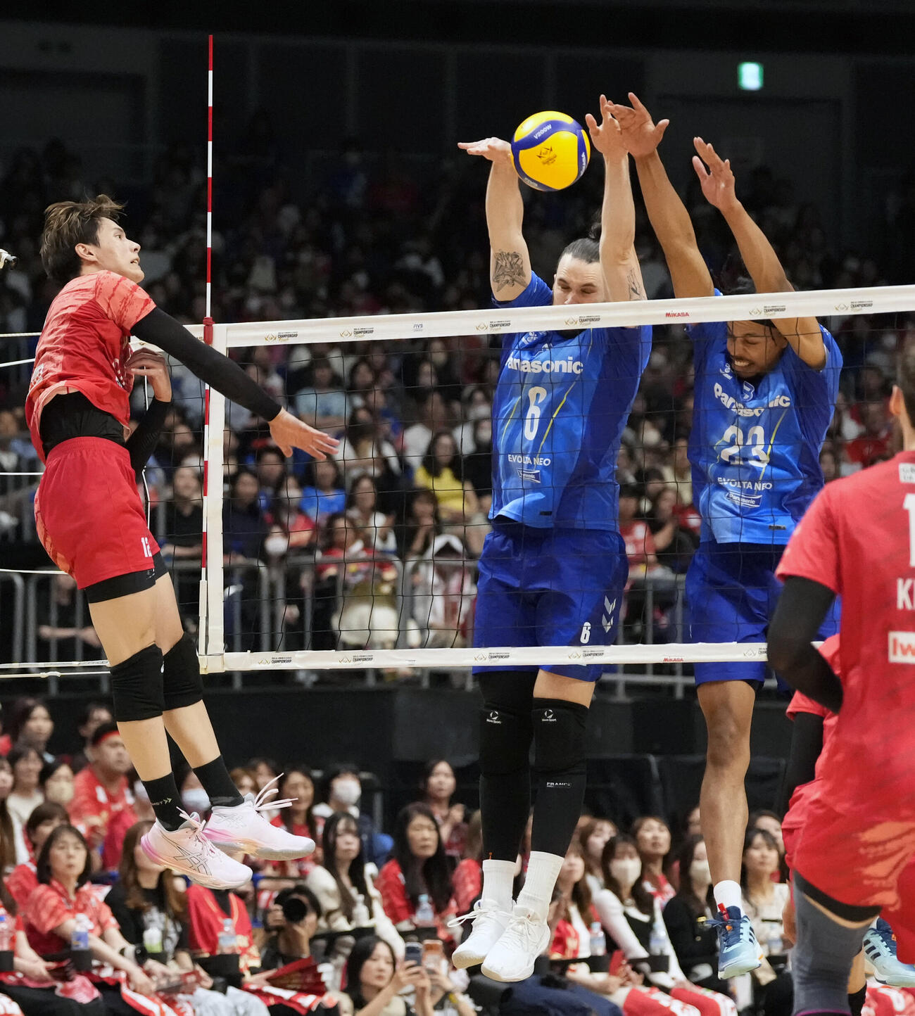 サントリー対大阪B　第4セット、スパイクを放つサントリー高橋藍（撮影・小島史椰）