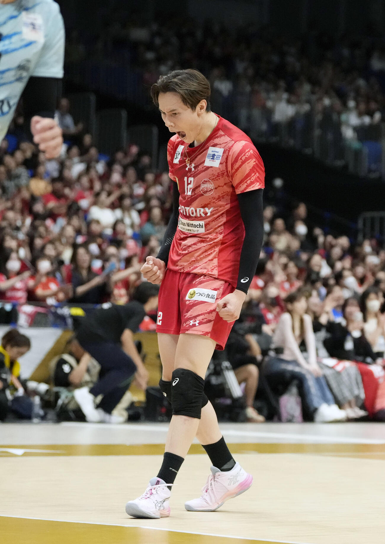 サントリー対大阪B　第4セット、サービスエースを決めほえるサントリー高橋藍（撮影・小島史椰）