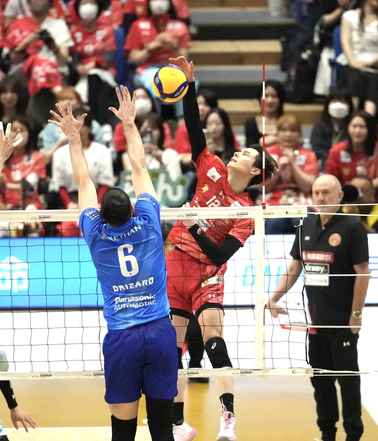 サントリー対大阪B　第3セット、スパイクを決めるサントリー高橋藍（撮影・小島史椰）