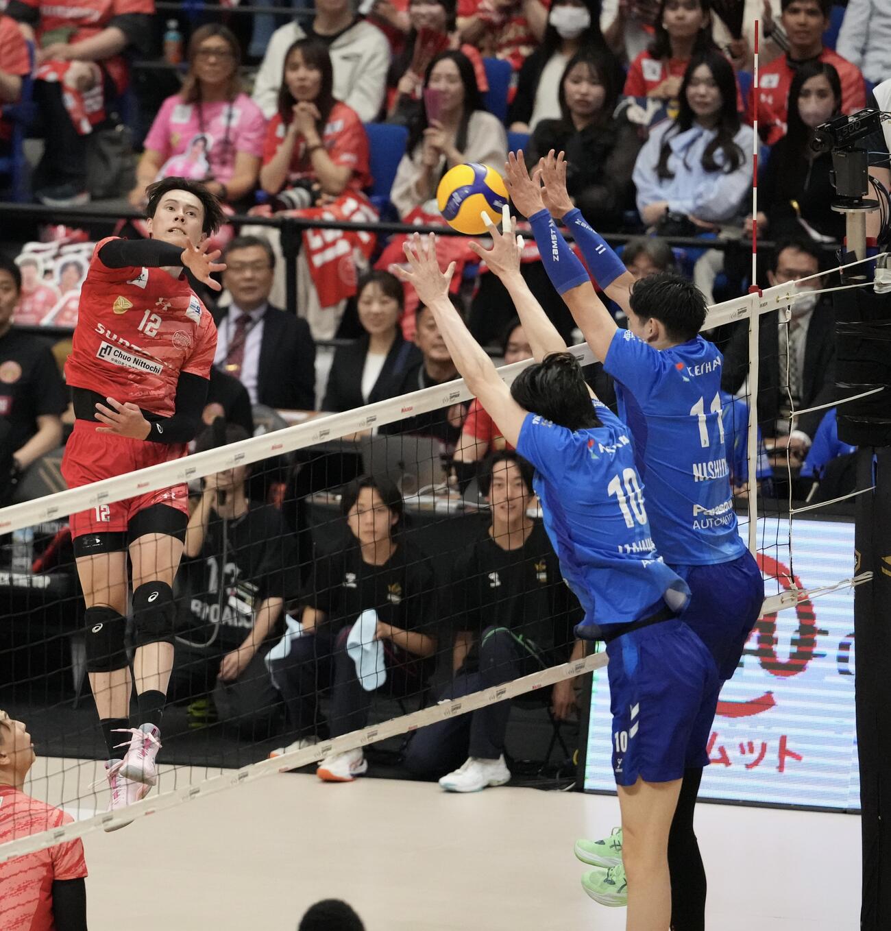 サントリー対大阪B　第1セット、スパイクを決めるサントリー高橋藍（撮影・小島史椰）