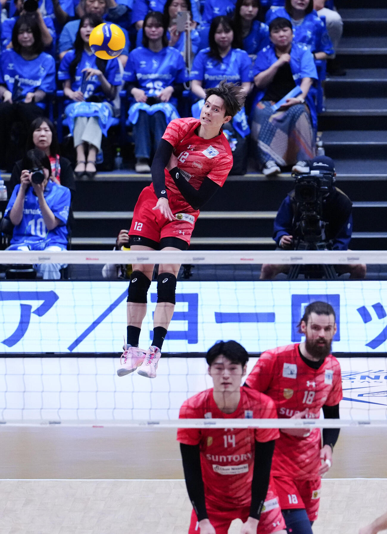 第2セット、サーブを決めるサントリー高橋藍（撮影・鈴木みどり）