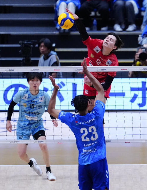 第2セット、スパイクを放つサントリー高橋藍（撮影・鈴木みどり）