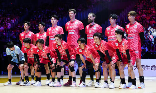 試合前、写真に納まる高橋藍（前列中央）らサントリーの選手たち（撮影・鈴木みどり）
