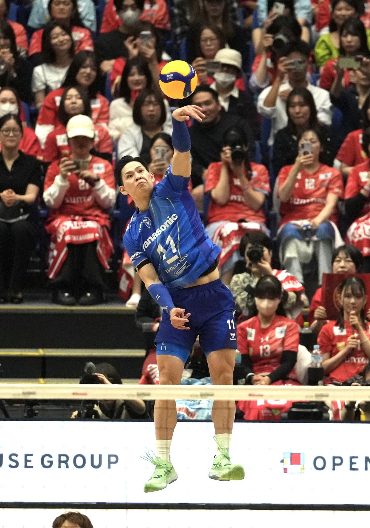 サントリー対大阪B　第2セット、サーブを放つ大阪B西田有志（撮影・小島史椰）