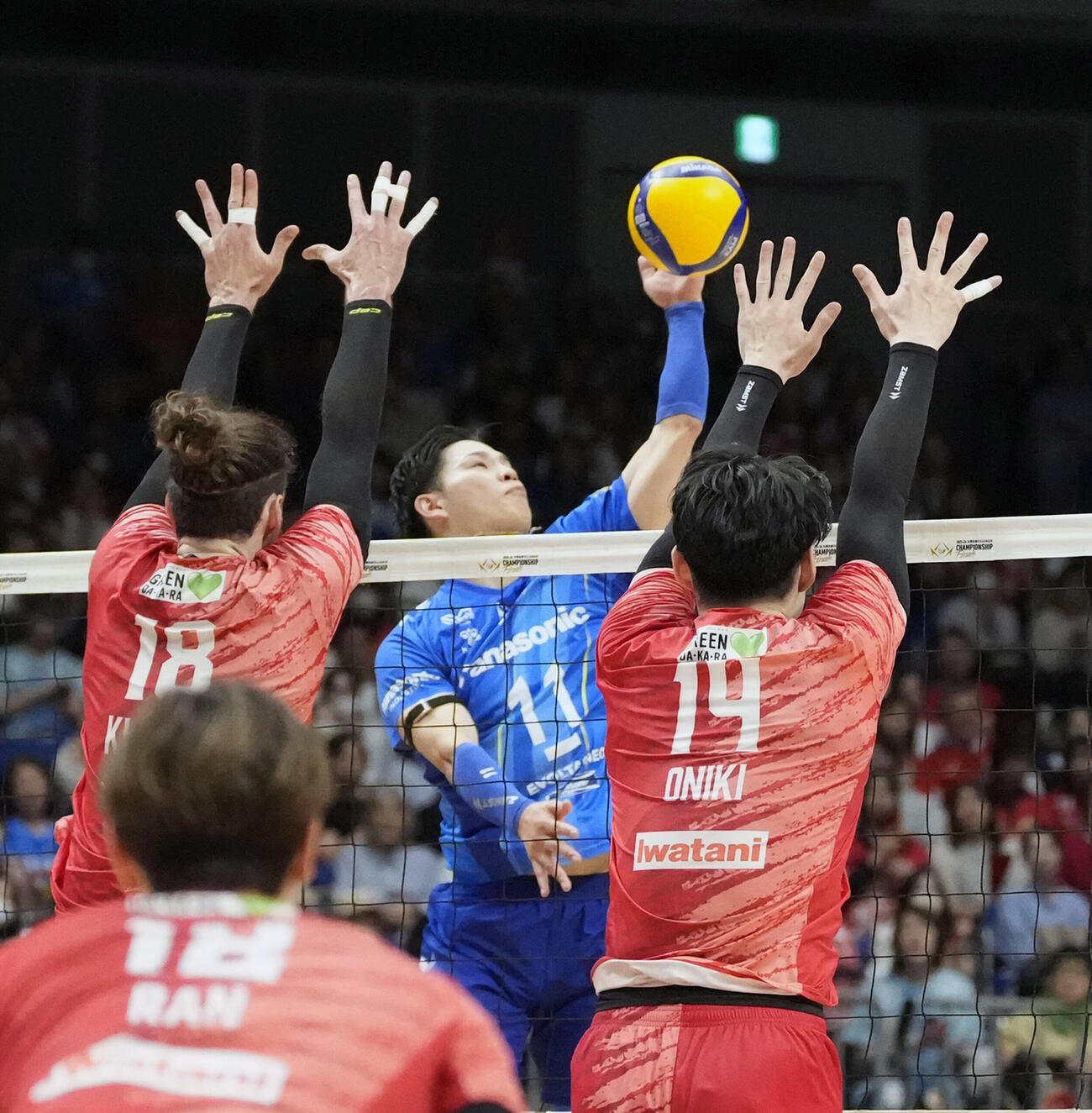 サントリー対大阪B　第4セット、スパイクを放つ大阪B西田有志（撮影・小島史椰）