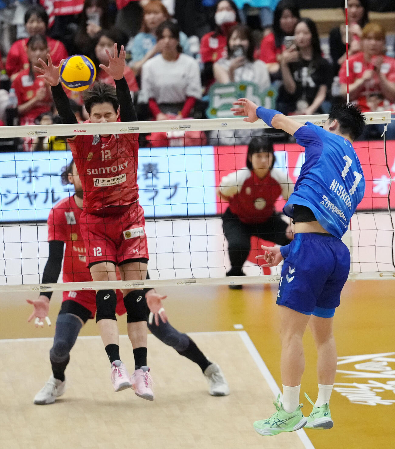 サントリー対大阪B　第3セット、スパイクを放つ大阪B西田有志（撮影・小島史椰）