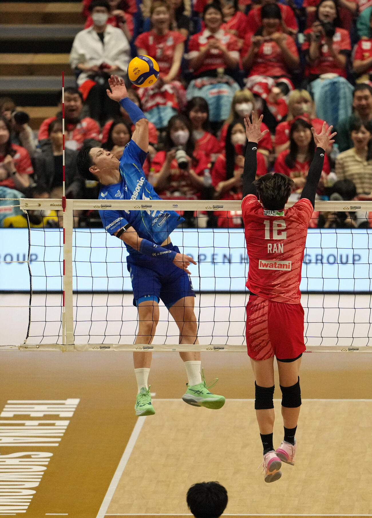 サントリー対大阪B　第2セット、スパイクを放つ大阪B西田有志（撮影・小島史椰）