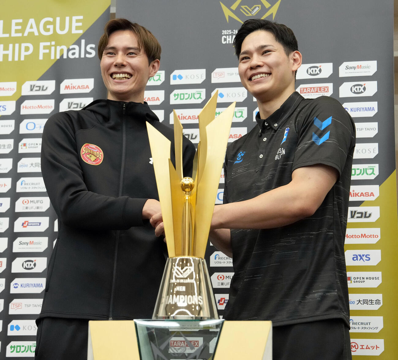 笑顔で握手を交わすサントリーの高橋藍（左）と大阪Bの西田有志（2026年5月撮影）