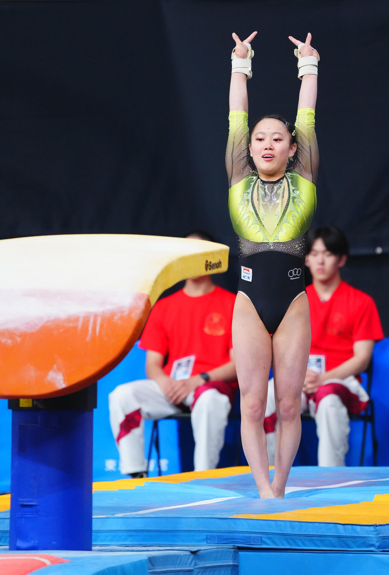 体操NHK杯女子2日目、跳馬で着地を決め笑顔を見せる西山実沙（撮影・垰建太）