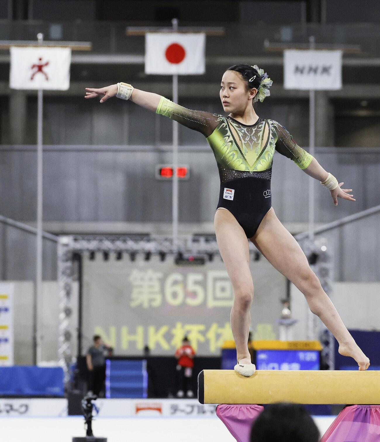 女子個人総合　西山実沙の平均台＝東京体育館(共同)