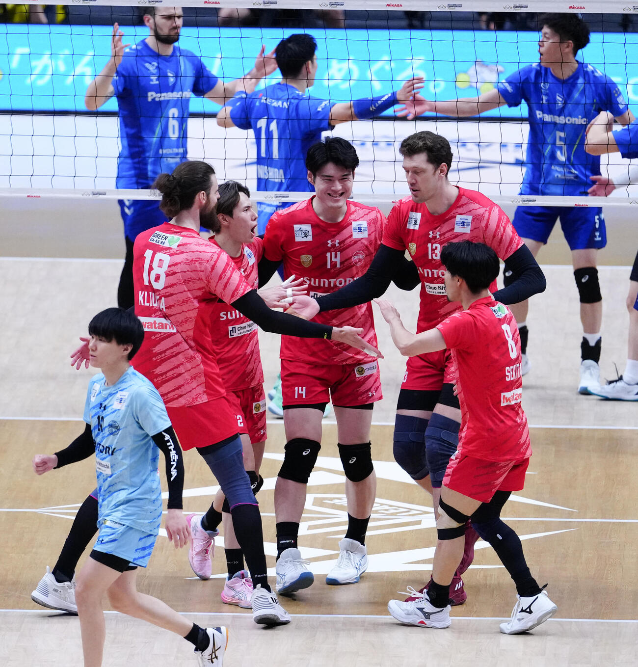 第1セット、ポイントを取り喜ぶ高橋藍（左から3人目）らサントリーの選手たち（撮影・鈴木みどり）
